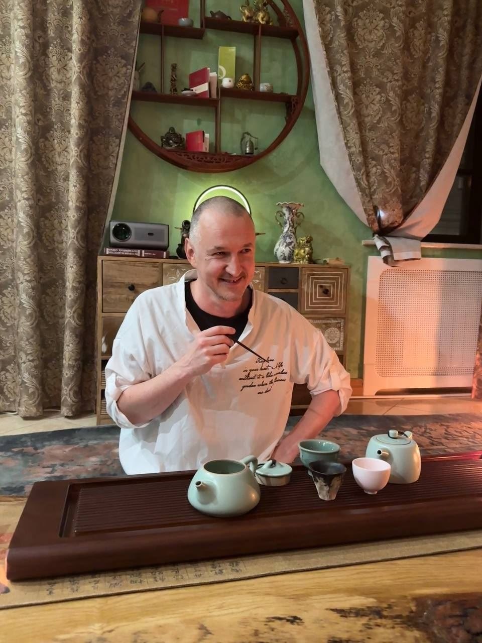 Евгений Пименов на фоне храма